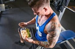 Guy bulking by eating meal in the gym راهنمای کامل در مورد رژیم معکوس و مزایای آن