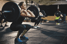women-lifting-weights بانوان چگونه باید برنامه اختصاصی بدن سازی و ورزش خود را تنظیم کنند؟