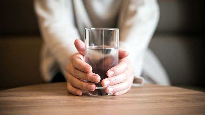 drinking more water means fewer utis 722x406 1