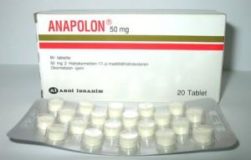 استروئید آناپولون Anapolon اصولا دارویی خوراکی است و در نوع خود از قوی ترین انواع استروئید های خوراکی نیز محسوب می شود. این استروئید از دی هیدرو تستوسترون مشتق می شود. از این دارو در مراکز درمانی به منظور درمان بیماری کم خونی ناشی از کمبود گلبول های قرمز استفاده می شده است اما به دلیل اینکه اثرات آندروژنی و آنابولیکی این دارو نیز همانند مادر خود یعنی تستوسترون بالاست امروزه این دارو در پرورش اندام و در ورزش های قدرتی به خوبی جای خود را باز کرده و از محبوبیت بالایی برخوردار شده است. شاید از عمده دلایل محبوبیت این دارو در بین ورزشکاران رشته های قدرتی افزایش سریع وزن ناشی از مصرف آن باشد. افزایش ۵ الی ۷/۵ کیلوگرمی وزن در اثر مصرف نمونه های غربی و با کیفیت این دارو در همان دو هفته اول مصرف نیز دیده شده است. اما باید به این موضوع نیز اشاره کرد که این افزایش وزن در اغلب موارد در اثر احتباس آب و املاح در بدن رخ می دهد و به ندرت ناشی از تشدید فرایند پروتئین سازی در عضلات اتفاق می افتد. این دارو موجب افزایش میزان گلبول های قرمز خون می شود و به همین دلیل نیز می توان گفت که با مصرف این دارو افزایش خون رسانی و اکسیژن رسانی به عضلات نیز دور از انتظار نخواهد بود. نمونه های با کیفیت این دارو گاه دیده شده است که موجب گرفتگی برخی از عضلات می شوند و مصرف کننده به محض دیدن این علامت عجیب مصرف دارو را باید قطع کند. این علامت عجیب با مصرف نمونه های واقعی و با کیفیت این دارو دیده می شود و چه بسا که ممکن است مصرف نمونه های قلابی و بی کیفیت عوارض جانبی عجیب تری را نیز به دنبال داشته باشد. ریکاوری گفته می شود که مصرف این دارو با تسریع فرایند ریکاوری نیز همراه می شود و به همین دلیل نیز می توان امیدوار بود که مصرف این دارو با پیشگیری از ابتلا فرد به عارضه تمرین زدگی در تشدید فرایند عضله سازی در بدن فرد موثر واقع شود. عوارض جانبی آناپولون دارویی بسیار پر قدرت به شمار می رود که مصرف آن برای مبتدی ها توصیه نمی شود. احتباس آب و املاح در اثر مصرف این دارو به شدت رخ خواهد داد. افزایش فشار خون نیز با مصرف این دارو شایع و معمول بوده است. این عارضه در اثر بالا رفتن میزان آب بدن و در اثر افزایش حجم خون رخ می دهد. این دارو برای کبد بسیار سمی است و هرگز نباید استفاده های طولانی مدت از آن تجویز شود. این دارو به افزایش سریع و برق آسای وزن و حجم شهرت پیدا کرده است و امروزه تجویز آن حتی به مبتدیان نیز امری معمول است اما افزایش حجم ناشی از مصرف این دارو نه تنها ماندگاری چندانی ندارد بلکه توام با عوارض شدید جسمی و روحی نیز خواهد بود.
